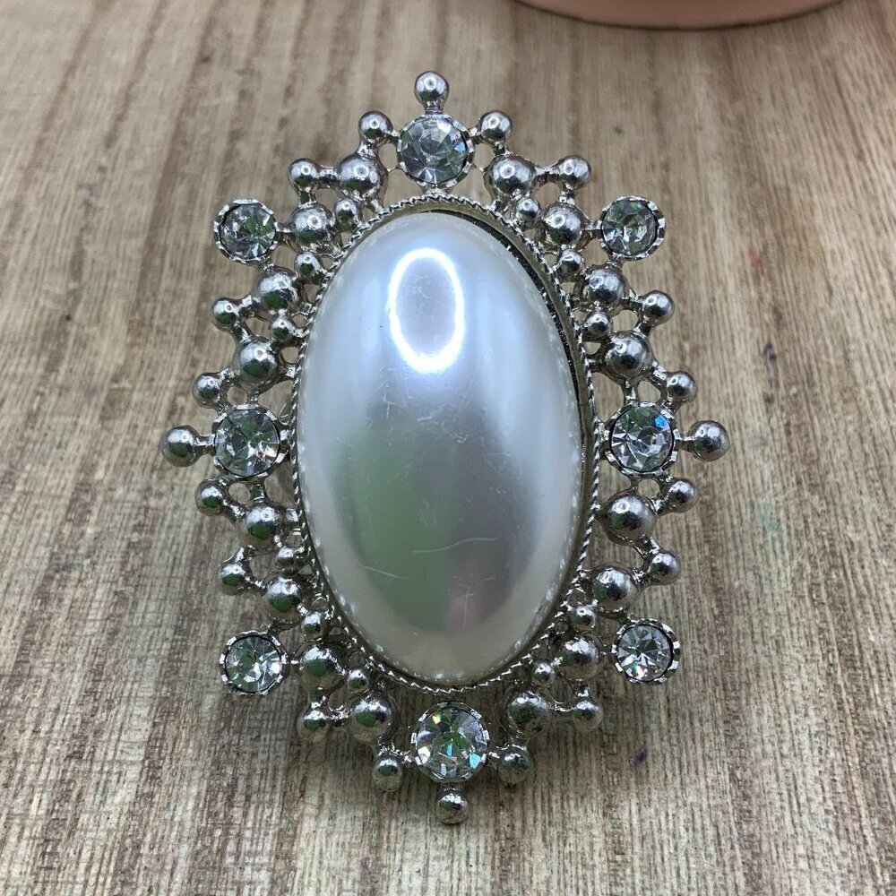 Oval Vintage Style Faux Pearl Rhinestone Silver Tone Stretchy Ring